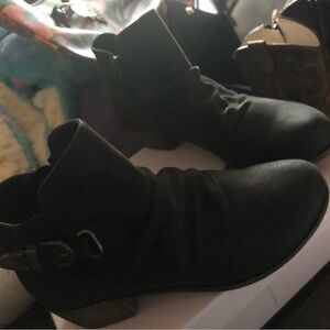 Women’s size 7 black boots.